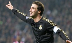 开云体育视频直播-武切维奇爆发点燃活塞，末节一波流带走篮网