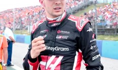 开云体育在线-哈斯车队轻取红牛车队，汉密尔顿点燃赛场的简单介绍