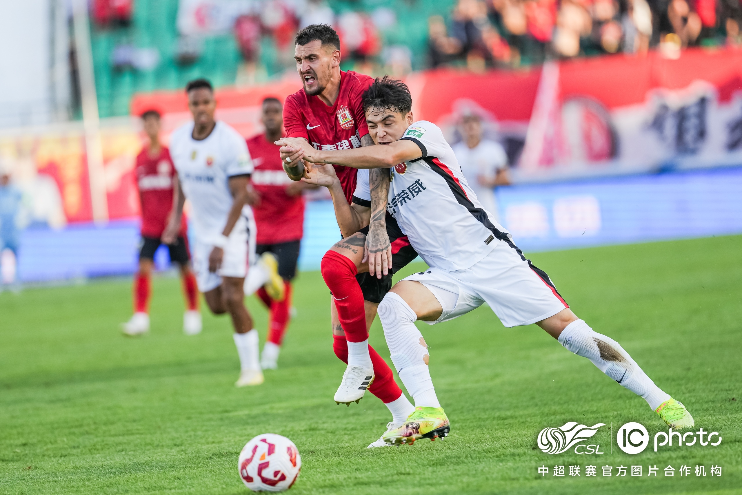 精彩赛事即将上演，球员备战冲刺冠军