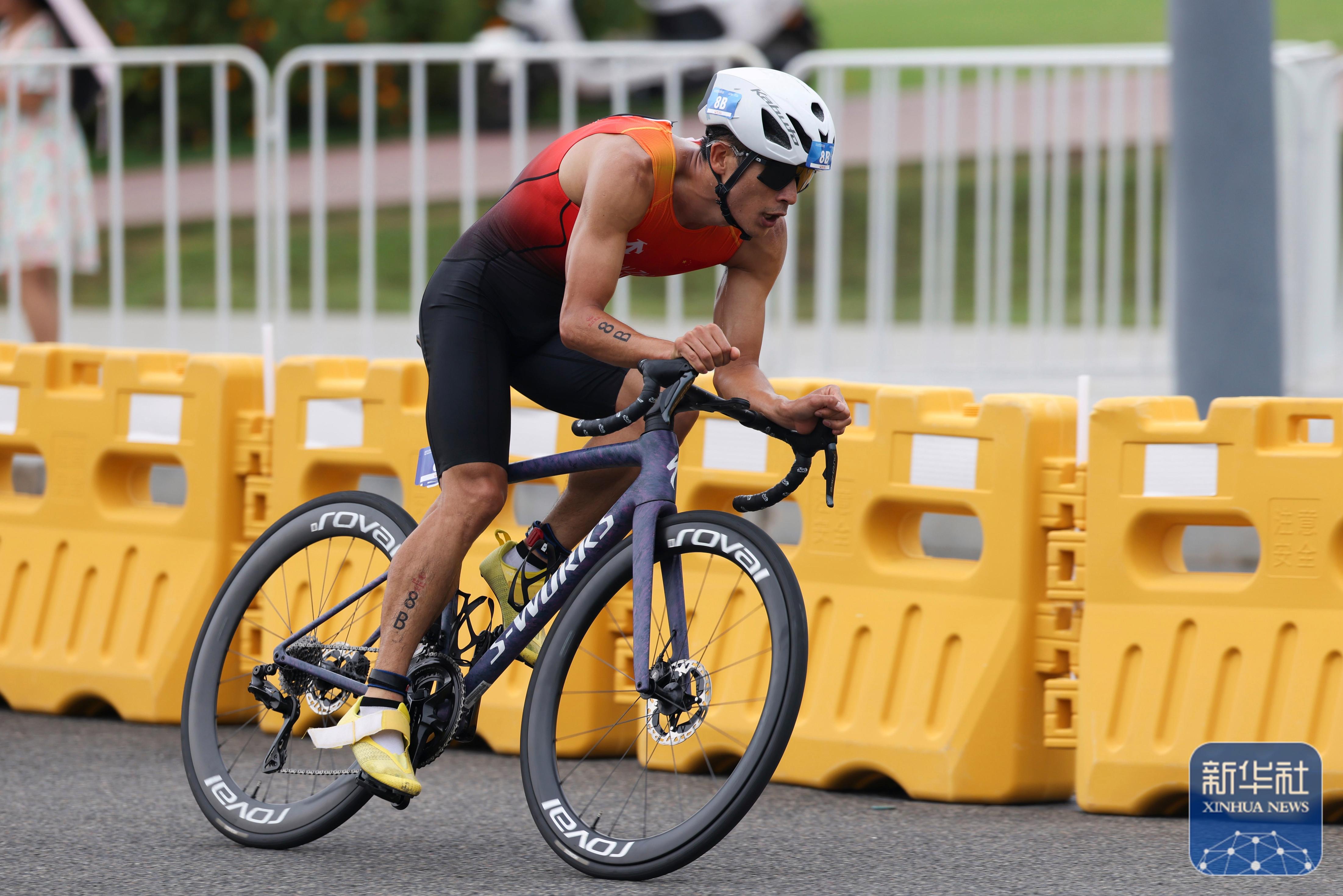 西班牙选手在举重项目中创造新纪录，赢得掌声