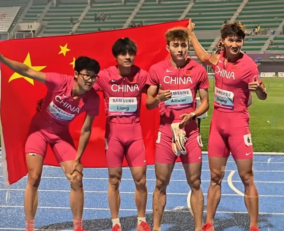 高水平运动员在场上争夺胜利荣誉 高水平运动员在场上争夺胜利荣誉