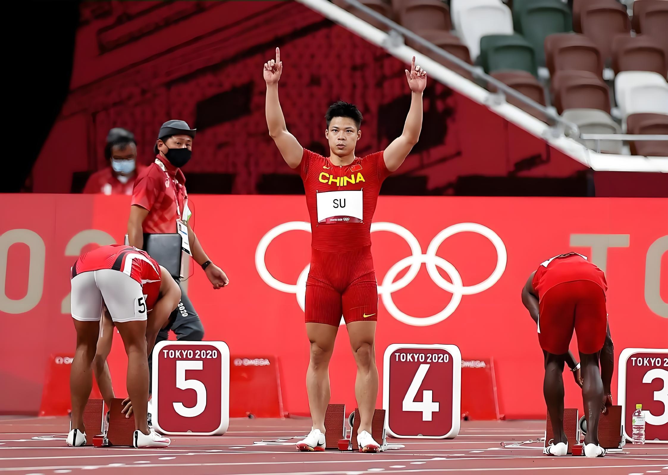 高水平运动员在场上争夺胜利荣誉 高水平运动员在场上争夺胜利荣誉