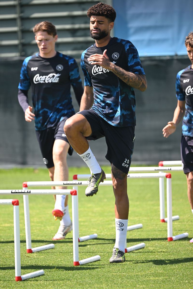 卡利亚里客场逆转那不勒斯，取得惊喜胜利的简单介绍