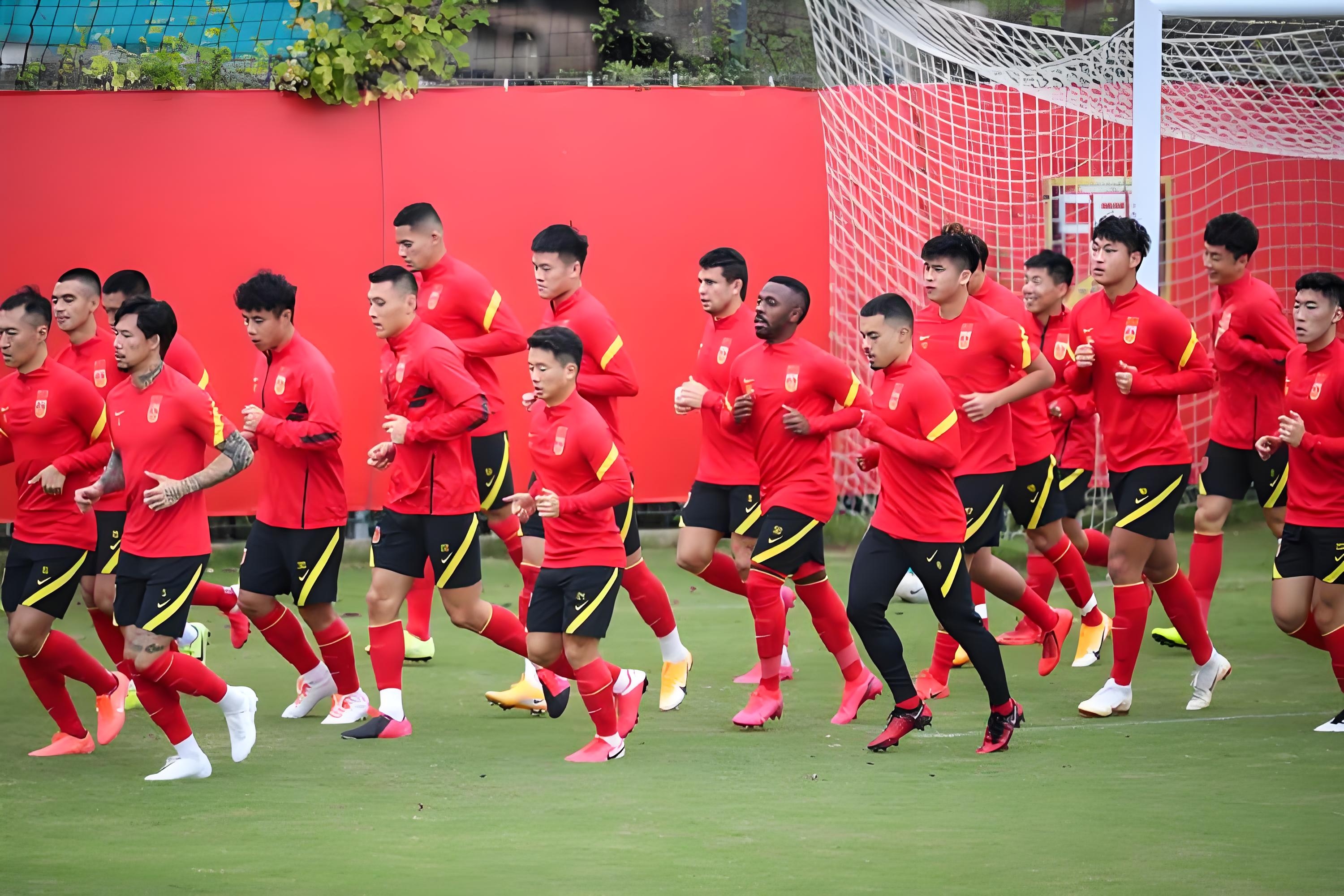 国内足球联赛中强队争霸，比拼激烈