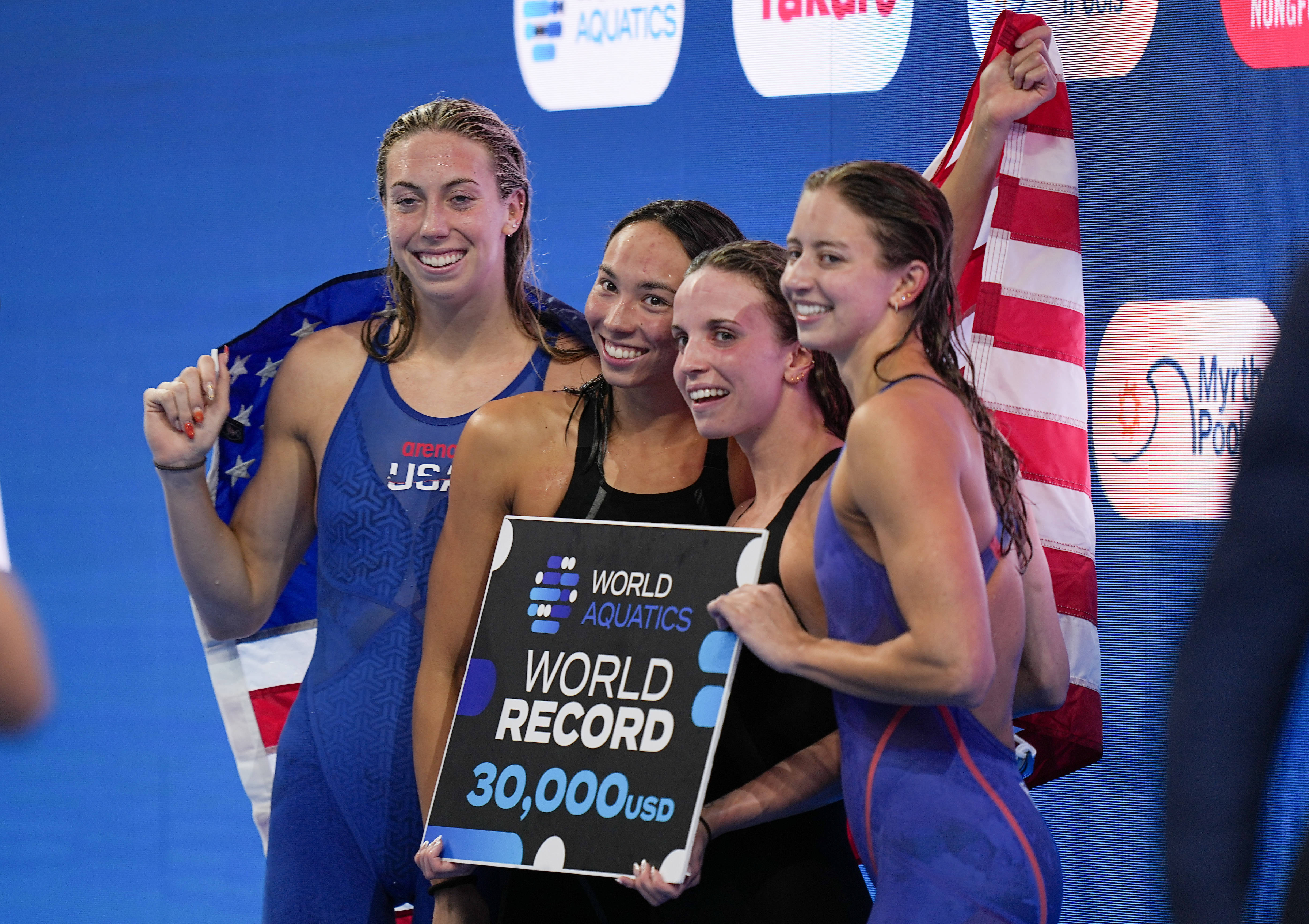 加拿大选手在游泳比赛中取得第一名