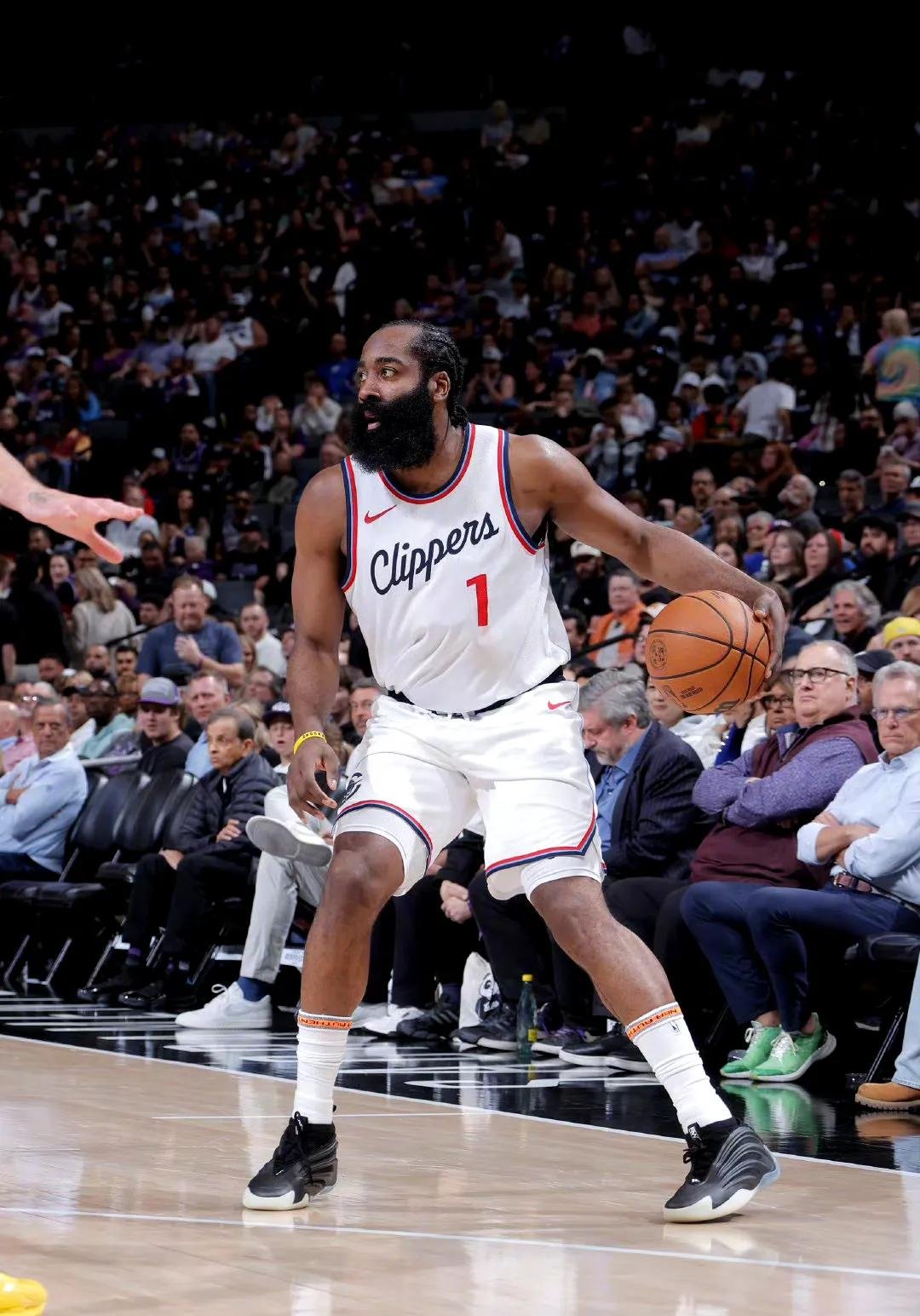 关于中国男篮强势篮网B队，伦纳德爆发神勇的信息